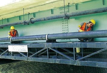 橋梁上のガス管の状況の定期点検